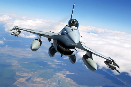 云中翱翔：F-16战机左翼90度倾斜，5000米高空，白昼云端奇观！