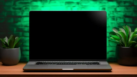2023款Macbook Pro擺放在深色木桌上，背景為綠光磚墻和綠植，超現實感十足