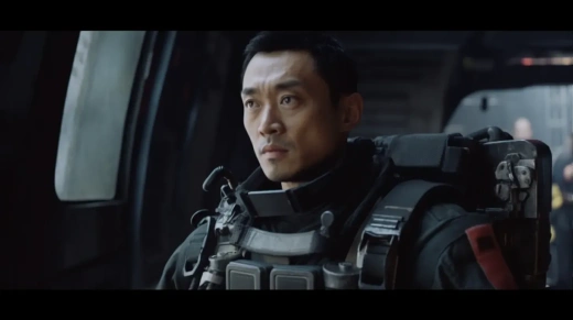 亚洲男子在战斗机驾驶舱内，黑白色调的8K高清写实画面。