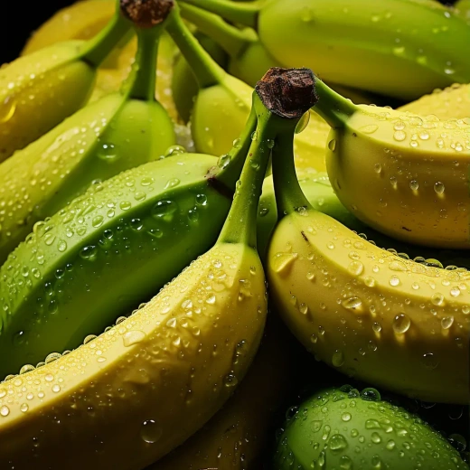 新鲜香蕉与闪烁水滴的高级美食摄影