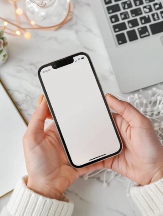 女性手持iPhone 15模擬圖集合-展示手機視角和光線折射 - 第4793期