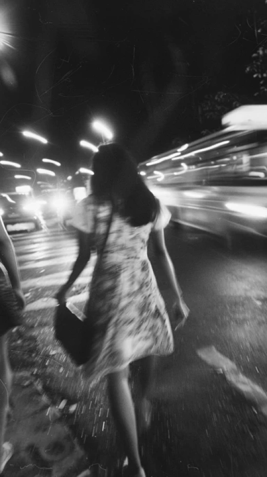 黑白街頭攝影集合-扭曲的女性形象與城市景觀 - 第6837期